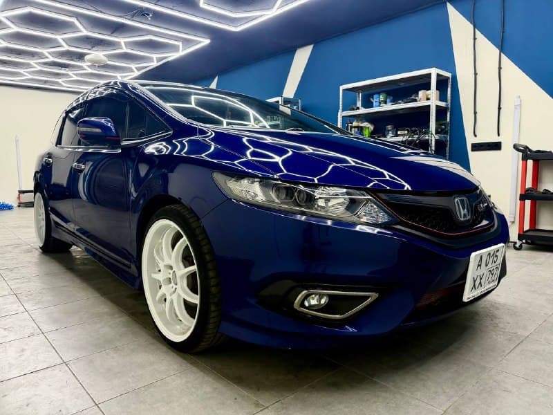 Синяя Honda Jade после полировки и нанесения защитного состава
