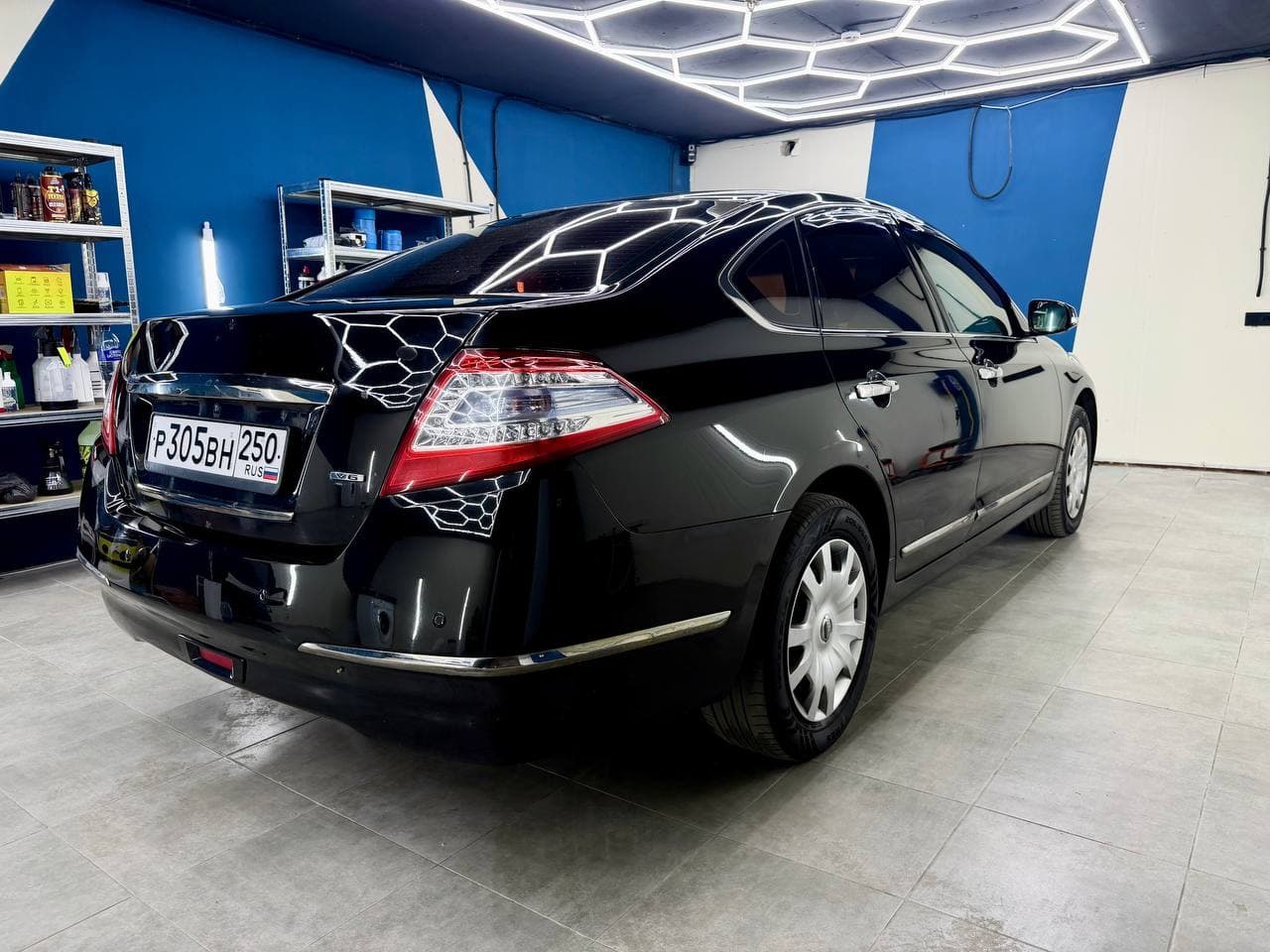 Чёрный Nissan в студии, первый ракурс сзади сбоку