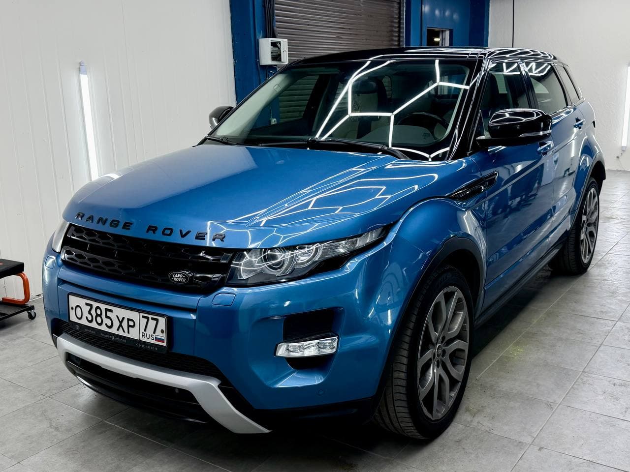 Синий Range Rover в студии, общий вид спереди сбоку