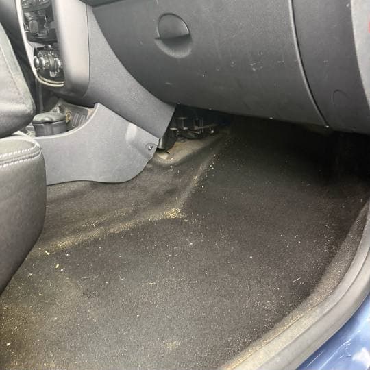 Пол Renault со стороны пассажира до очистки