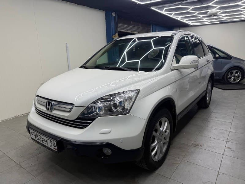 Белая Honda CR-V после предпродажной подготовки, вид спереди сбоку