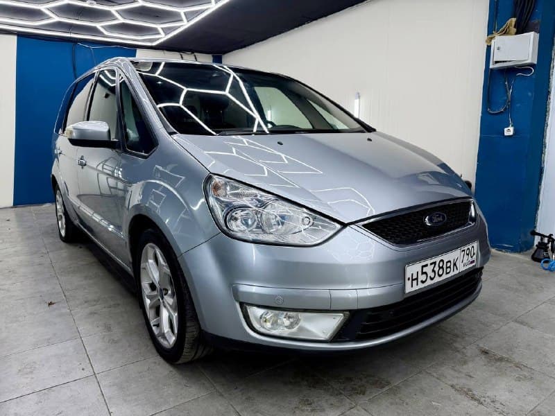 Серебристый Ford S-Max после предпродажной подготовки, вид спереди сбоку