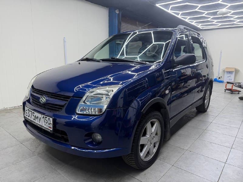 Синий Suzuki Ignis после предпродажного комплекса, вид спереди сбоку